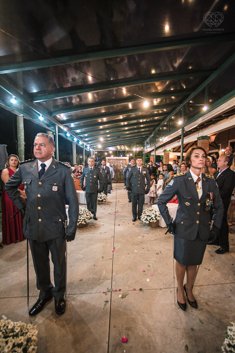 casamento rustico no campo com noiva romantica e noivo militar  make up por Samah e vestido princesa e noivo de farda decoraçao boho chic fotografia pela fotografa premiada nayara andrade inspiracao de casamento no campo cerimonia