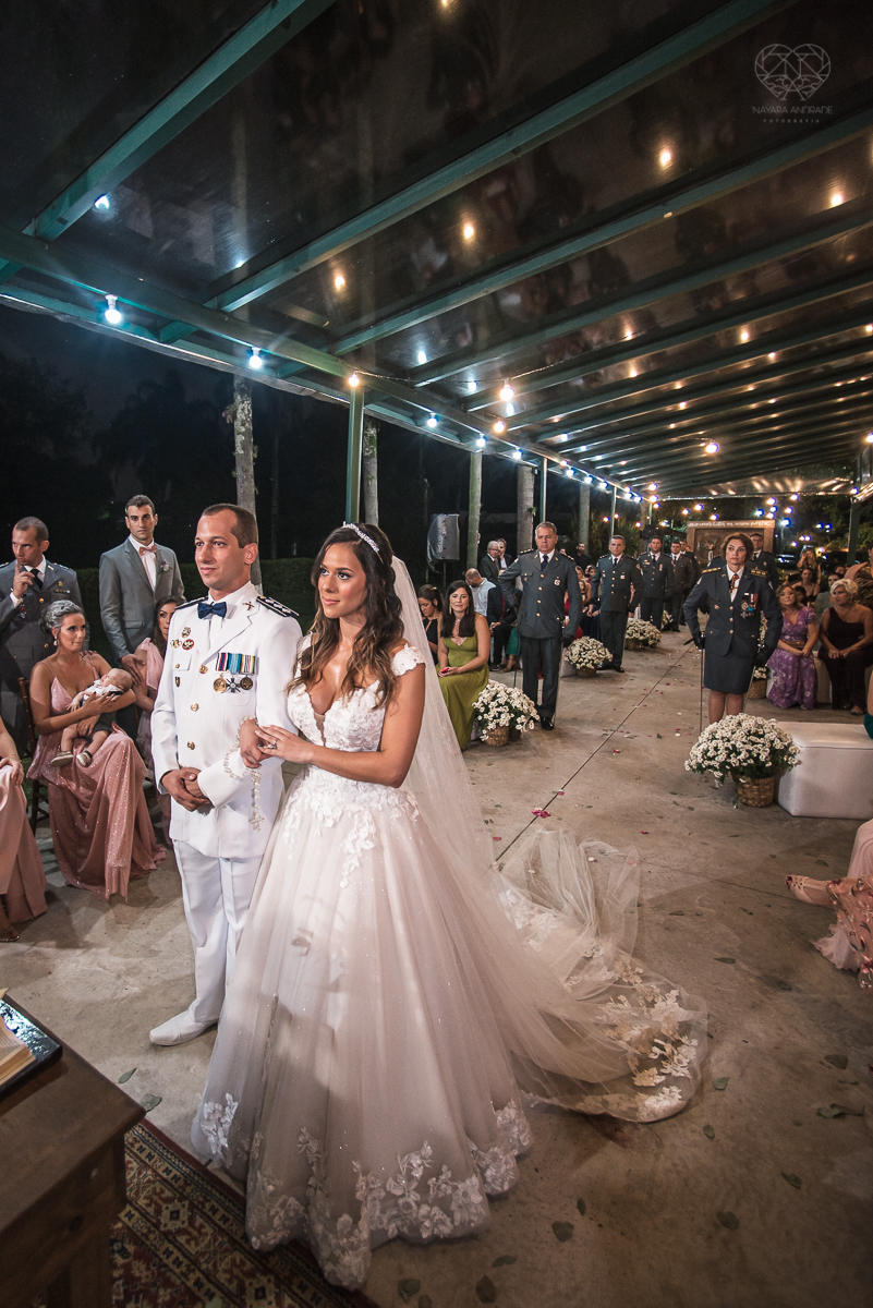 casamento rustico no campo com noiva romantica e noivo militar  make up por Samah e vestido princesa e noivo de farda decoraçao boho chic fotografia pela fotografa premiada nayara andrade inspiracao de casamento no campo cerimonia