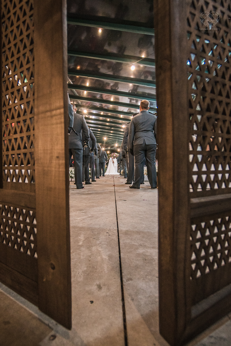 casamento rustico no campo com noiva romantica e noivo militar  make up por Samah e vestido princesa e noivo de farda decoraçao boho chic fotografia pela fotografa premiada nayara andrade inspiracao de casamento no campo cerimonia