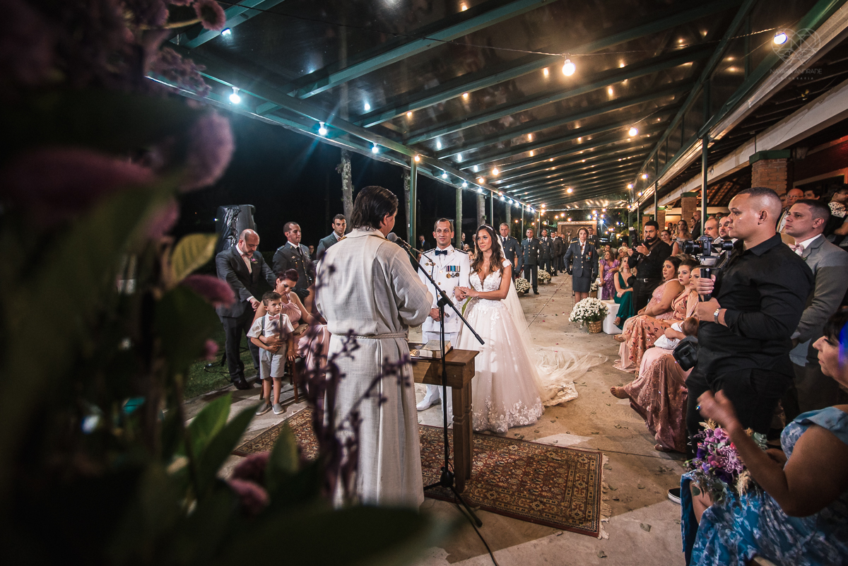 casamento rustico no campo com noiva romantica e noivo militar  make up por Samah e vestido princesa e noivo de farda decoraçao boho chic fotografia pela fotografa premiada nayara andrade inspiracao de casamento no campo cerimonia