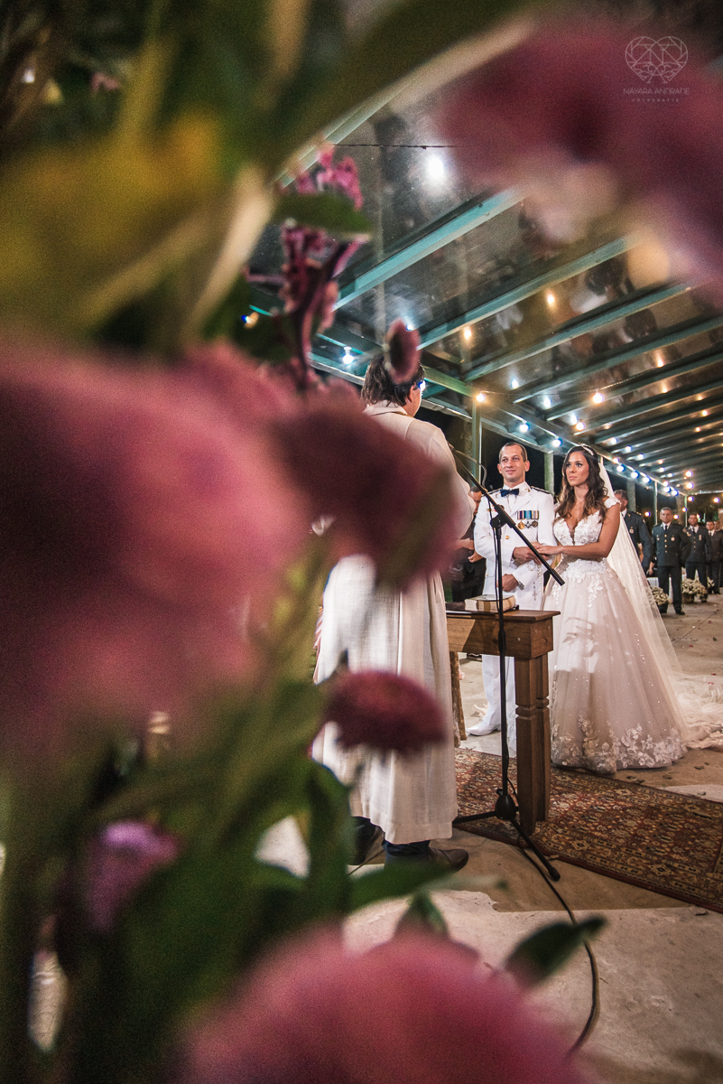 casamento rustico no campo com noiva romantica e noivo militar  make up por Samah e vestido princesa e noivo de farda decoraçao boho chic fotografia pela fotografa premiada nayara andrade inspiracao de casamento no campo making of noiva