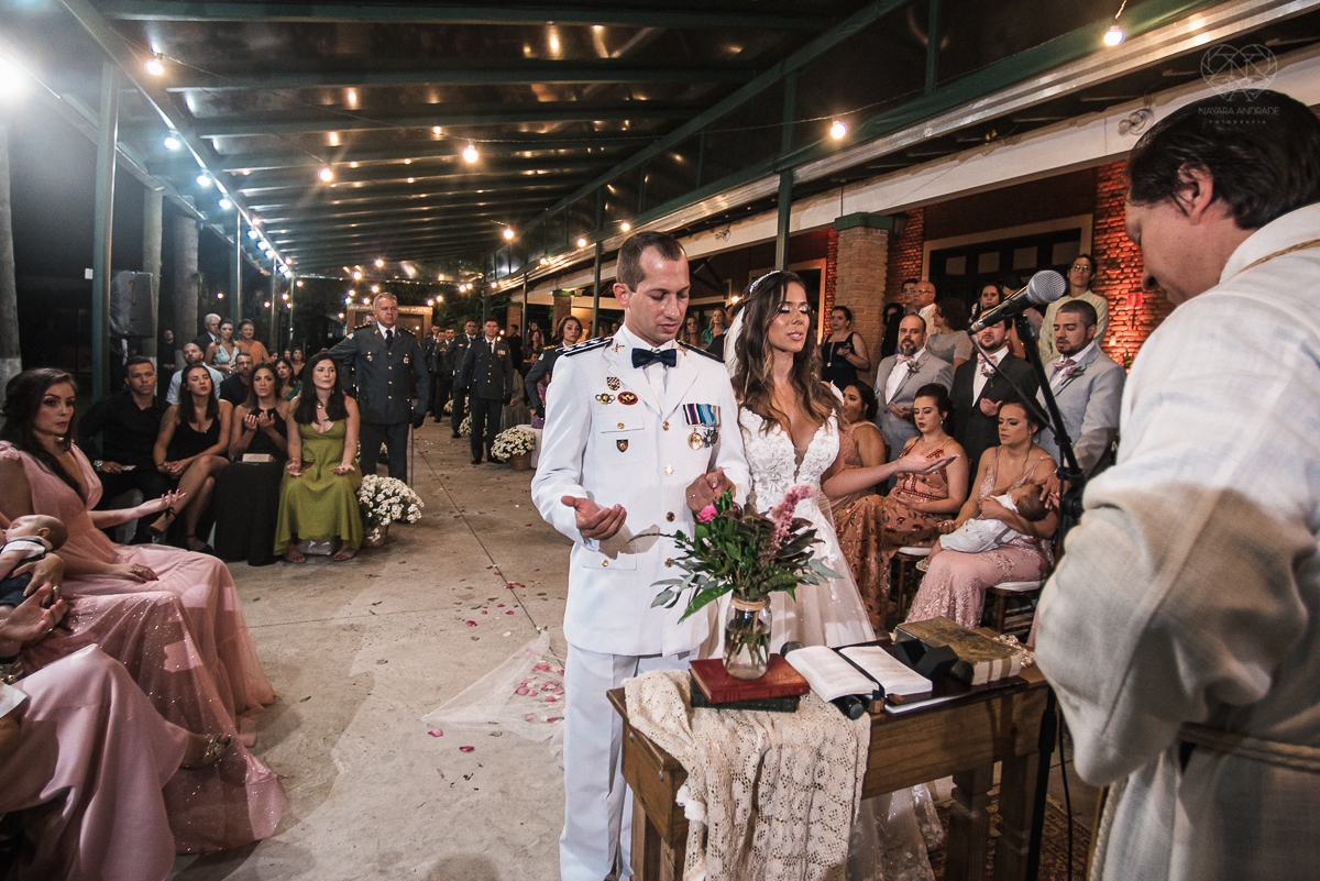 casamento rustico no campo com noiva romantica e noivo militar  make up por Samah e vestido princesa e noivo de farda decoraçao boho chic fotografia pela fotografa premiada nayara andrade inspiracao de casamento no campo cerimonia