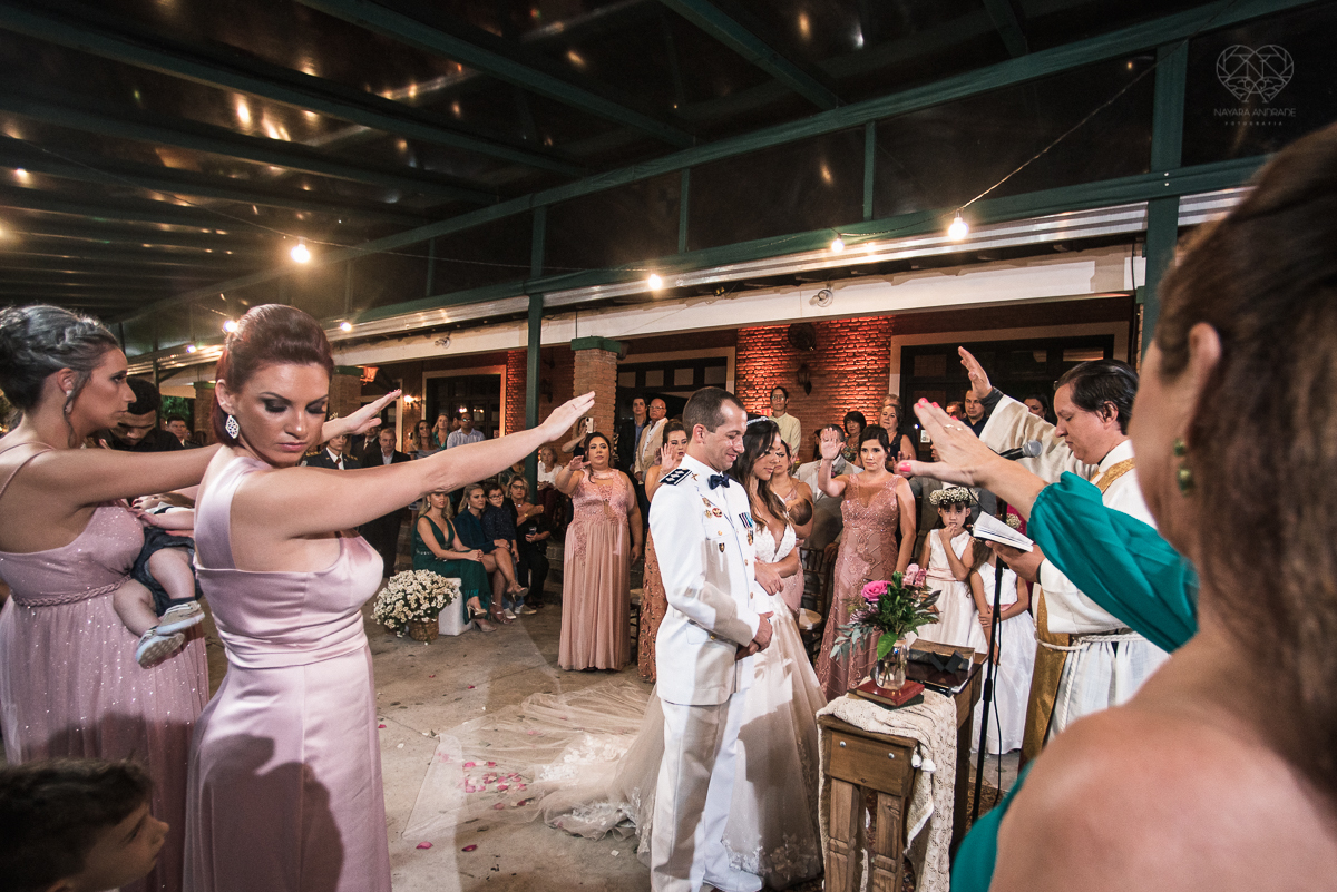 casamento rustico no campo com noiva romantica e noivo militar  make up por Samah e vestido princesa e noivo de farda decoraçao boho chic fotografia pela fotografa premiada nayara andrade inspiracao de casamento no campo cerimonia