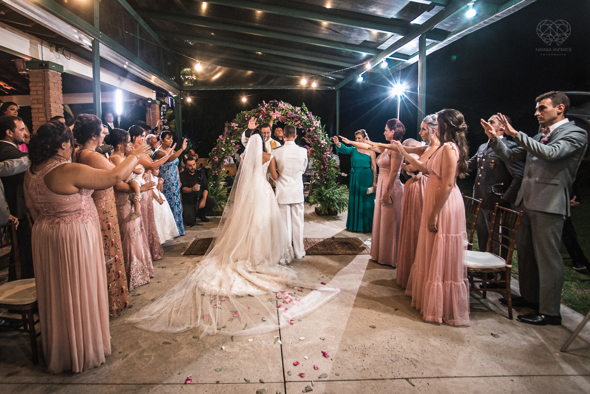 casamento rustico no campo com noiva romantica e noivo militar  make up por Samah e vestido princesa e noivo de farda decoraçao boho chic fotografia pela fotografa premiada nayara andrade inspiracao de casamento no campo cerimonia