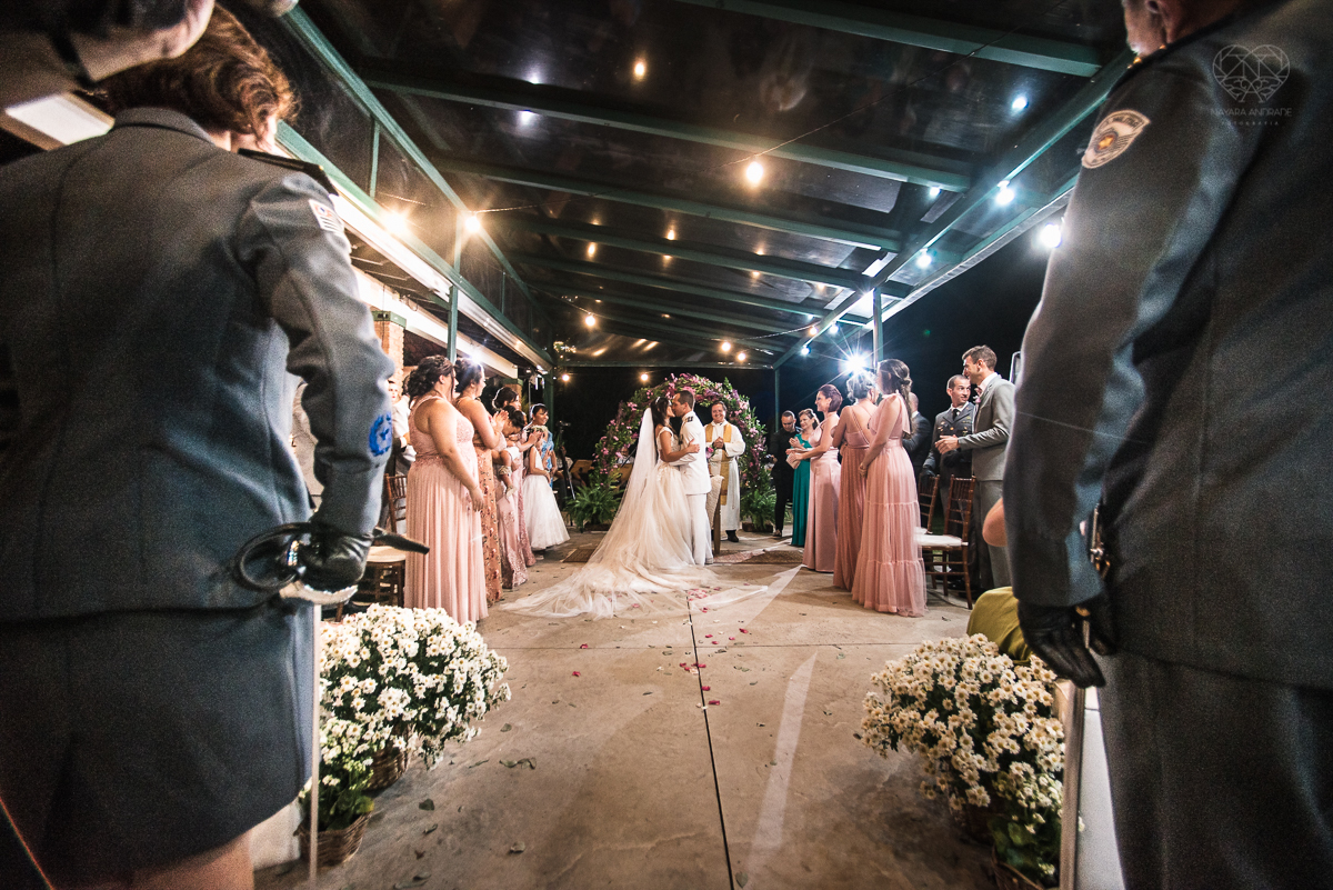 casamento rustico no campo com noiva romantica e noivo militar  make up por Samah e vestido princesa e noivo de farda decoraçao boho chic fotografia pela fotografa premiada nayara andrade inspiracao de casamento no campo cerimonia