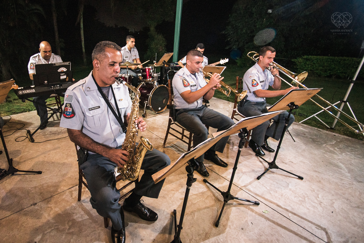casamento rustico no campo com noiva romantica e noivo militar  make up por Samah e vestido princesa e noivo de farda decoraçao boho chic fotografia pela fotografa premiada nayara andrade inspiracao de casamento no campo cerimonia