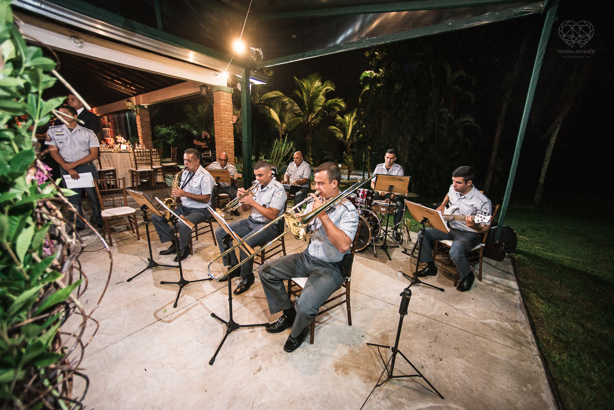 casamento rustico no campo com noiva romantica e noivo militar  make up por Samah e vestido princesa e noivo de farda decoraçao boho chic fotografia pela fotografa premiada nayara andrade inspiracao de casamento no campo cerimonia