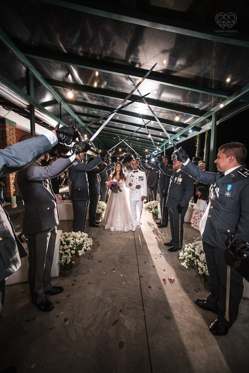 casamento rustico no campo com noiva romantica e noivo militar  make up por Samah e vestido princesa e noivo de farda decoraçao boho chic fotografia pela fotografa premiada nayara andrade inspiracao de casamento no campo cerimonia