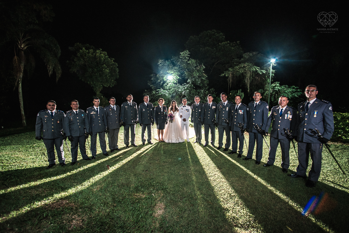 casamento rustico no campo com noiva romantica e noivo militar  make up por Samah e vestido princesa e noivo de farda decoraçao boho chic fotografia pela fotografa premiada nayara andrade inspiracao de casamento no campo cerimonia
