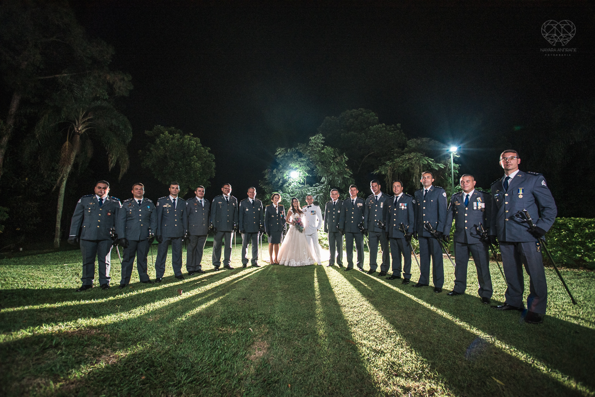 casamento rustico no campo com noiva romantica e noivo militar  make up por Samah e vestido princesa e noivo de farda decoraçao boho chic fotografia pela fotografa premiada nayara andrade inspiracao de casamento no campo cerimonia