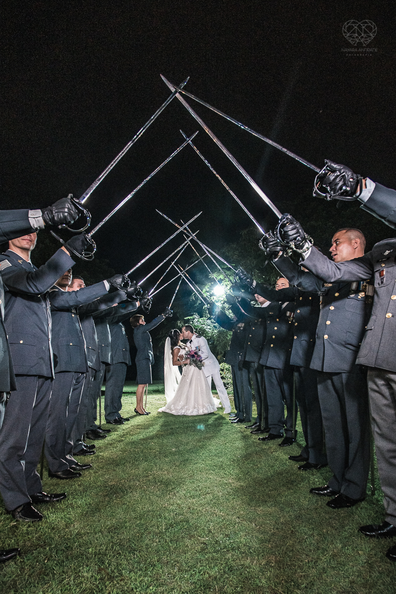 casamento rustico no campo com noiva romantica e noivo militar  make up por Samah e vestido princesa e noivo de farda decoraçao boho chic fotografia pela fotografa premiada nayara andrade inspiracao de casamento no campo cerimonia