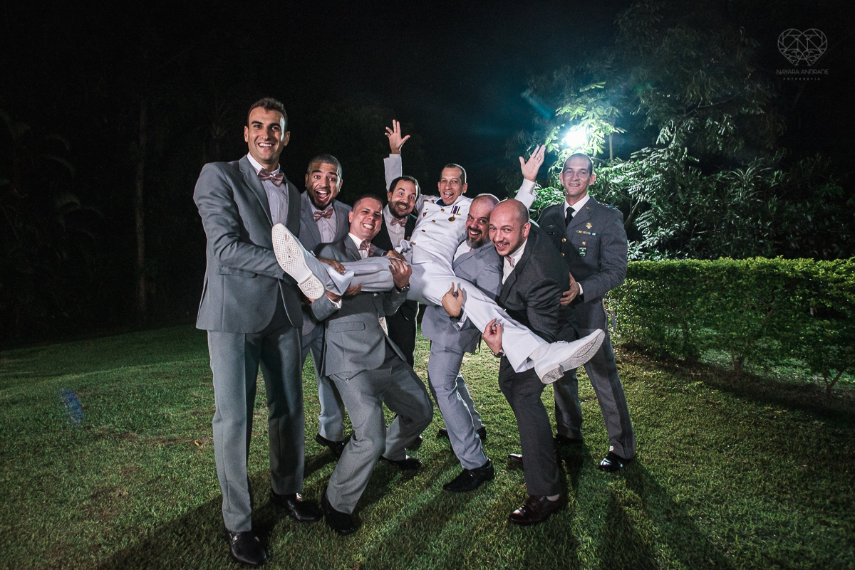 casamento rustico no campo com noiva romantica e noivo militar  make up por Samah e vestido princesa e noivo de farda decoraçao boho chic fotografia pela fotografa premiada nayara andrade inspiracao de casamento no campo cerimonia