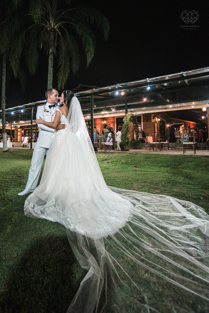 casamento rustico no campo com noiva romantica e noivo militar  make up por Samah e vestido princesa e noivo de farda decoraçao boho chic fotografia pela fotografa premiada nayara andrade inspiracao de casamento no campo cerimonia