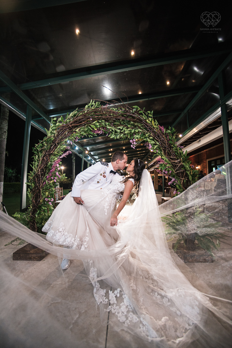 casamento rustico no campo com noiva romantica e noivo militar  make up por Samah e vestido princesa e noivo de farda decoraçao boho chic fotografia pela fotografa premiada nayara andrade inspiracao de casamento no campo cerimonia