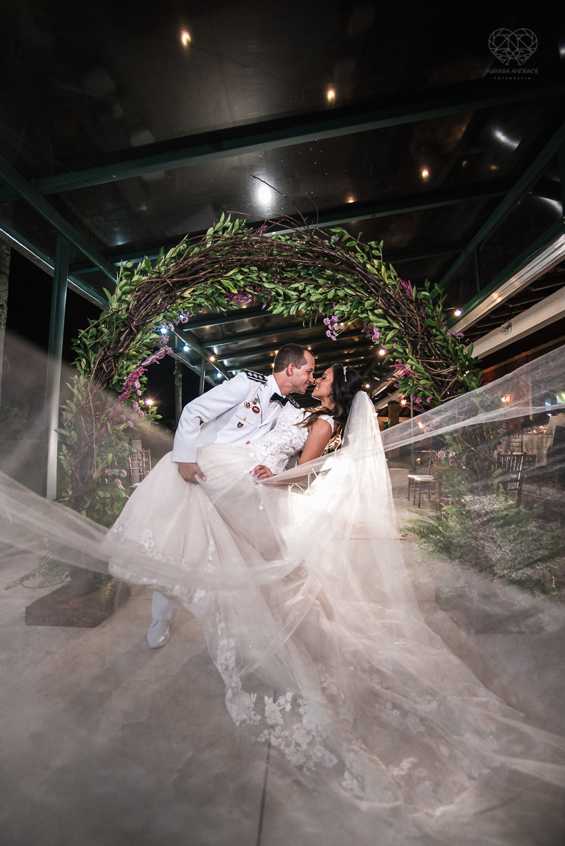 dança dos noivos e festa de casamento com casal animado e amigos se divetindo fotos de festa de casamento pela fotografa premiada nayara andrade de santos litoral de sao paulo
