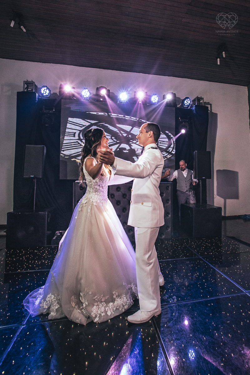 dança dos noivos e festa de casamento com casal animado e amigos se divetindo fotos de festa de casamento pela fotografa premiada nayara andrade de santos litoral de sao paulo