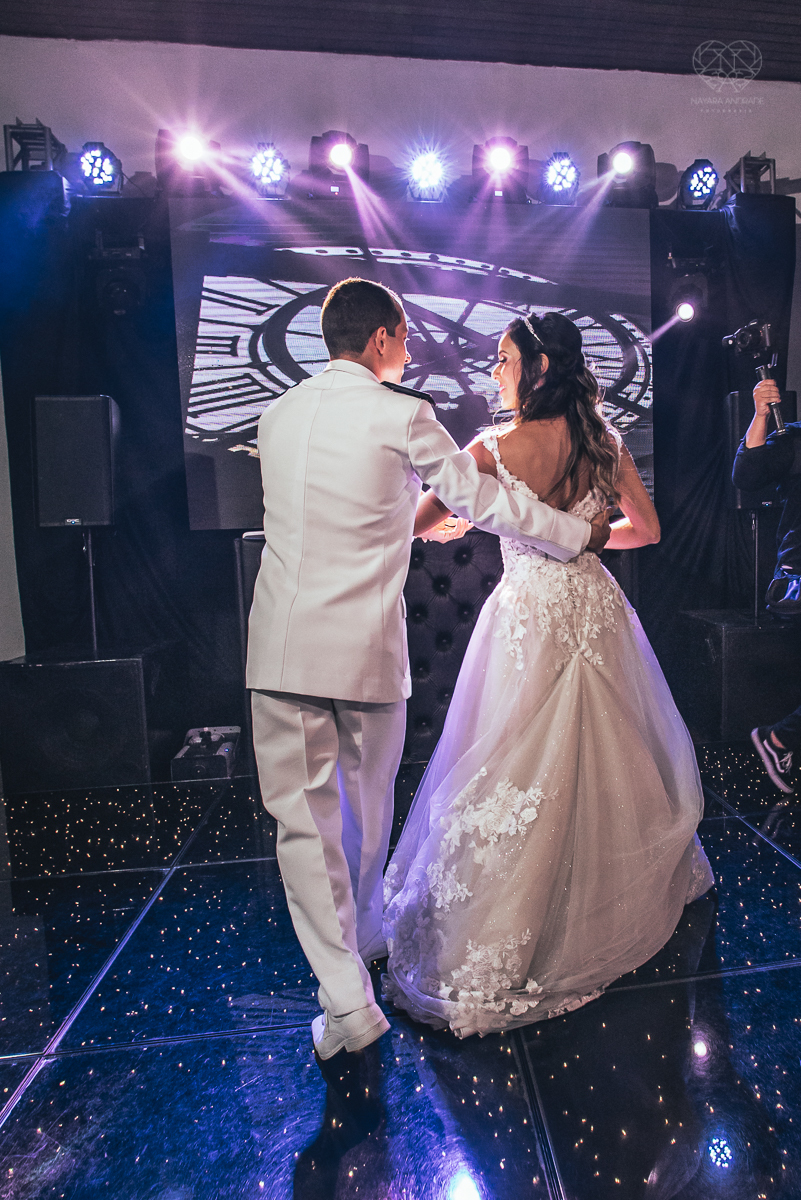 dança dos noivos e festa de casamento com casal animado e amigos se divetindo fotos de festa de casamento pela fotografa premiada nayara andrade de santos litoral de sao paulo