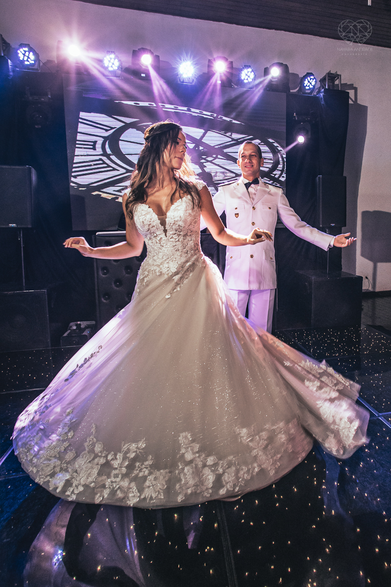 dança dos noivos e festa de casamento com casal animado e amigos se divetindo fotos de festa de casamento pela fotografa premiada nayara andrade de santos litoral de sao paulo