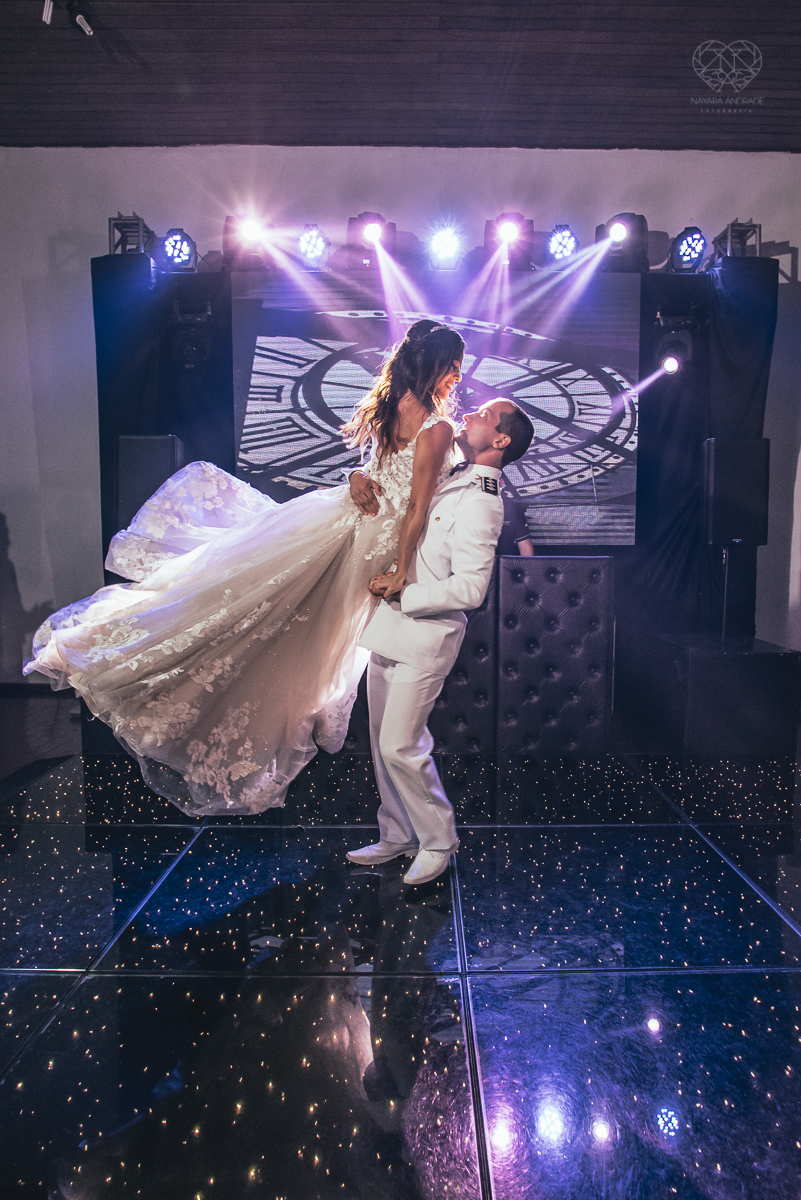 dança dos noivos e festa de casamento com casal animado e amigos se divetindo fotos de festa de casamento pela fotografa premiada nayara andrade de santos litoral de sao paulo
