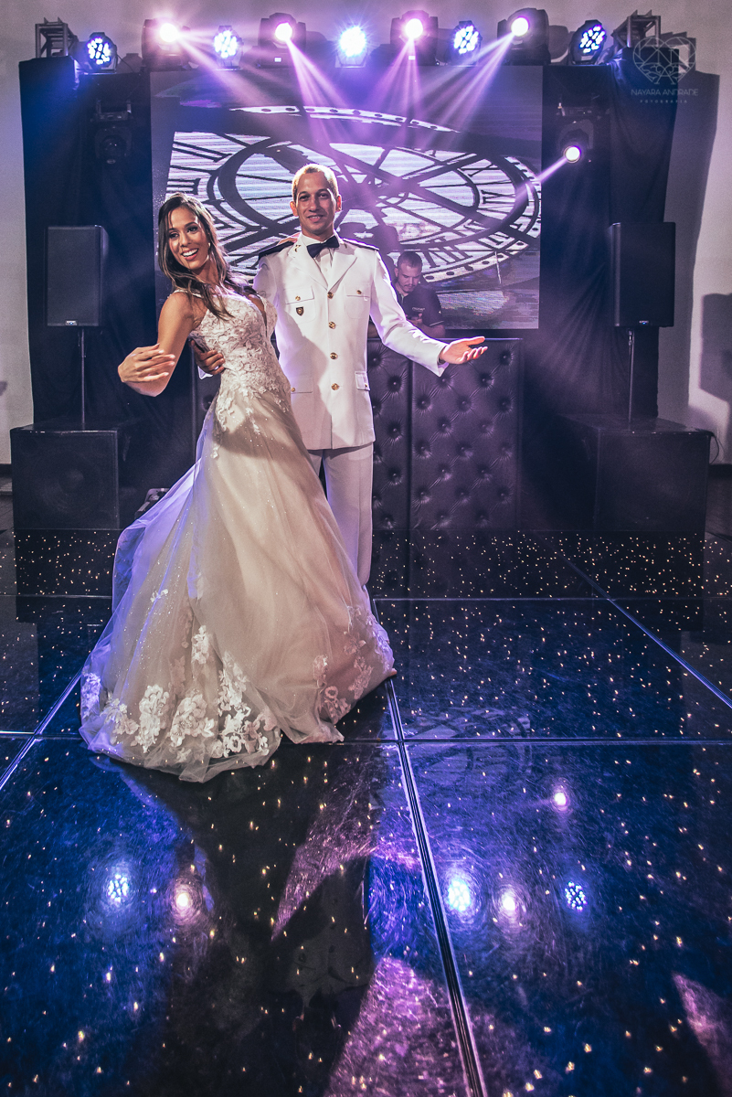 dança dos noivos e festa de casamento com casal animado e amigos se divetindo fotos de festa de casamento pela fotografa premiada nayara andrade de santos litoral de sao paulo