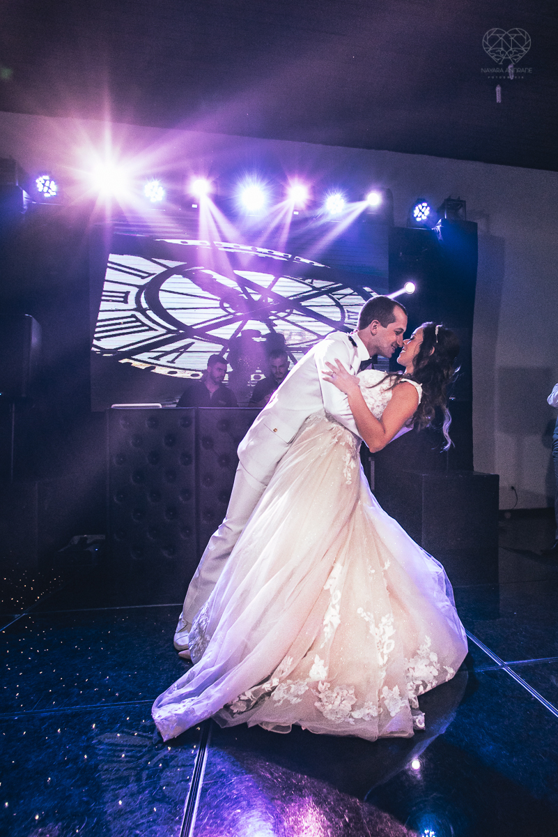 dança dos noivos e festa de casamento com casal animado e amigos se divetindo fotos de festa de casamento pela fotografa premiada nayara andrade de santos litoral de sao paulo