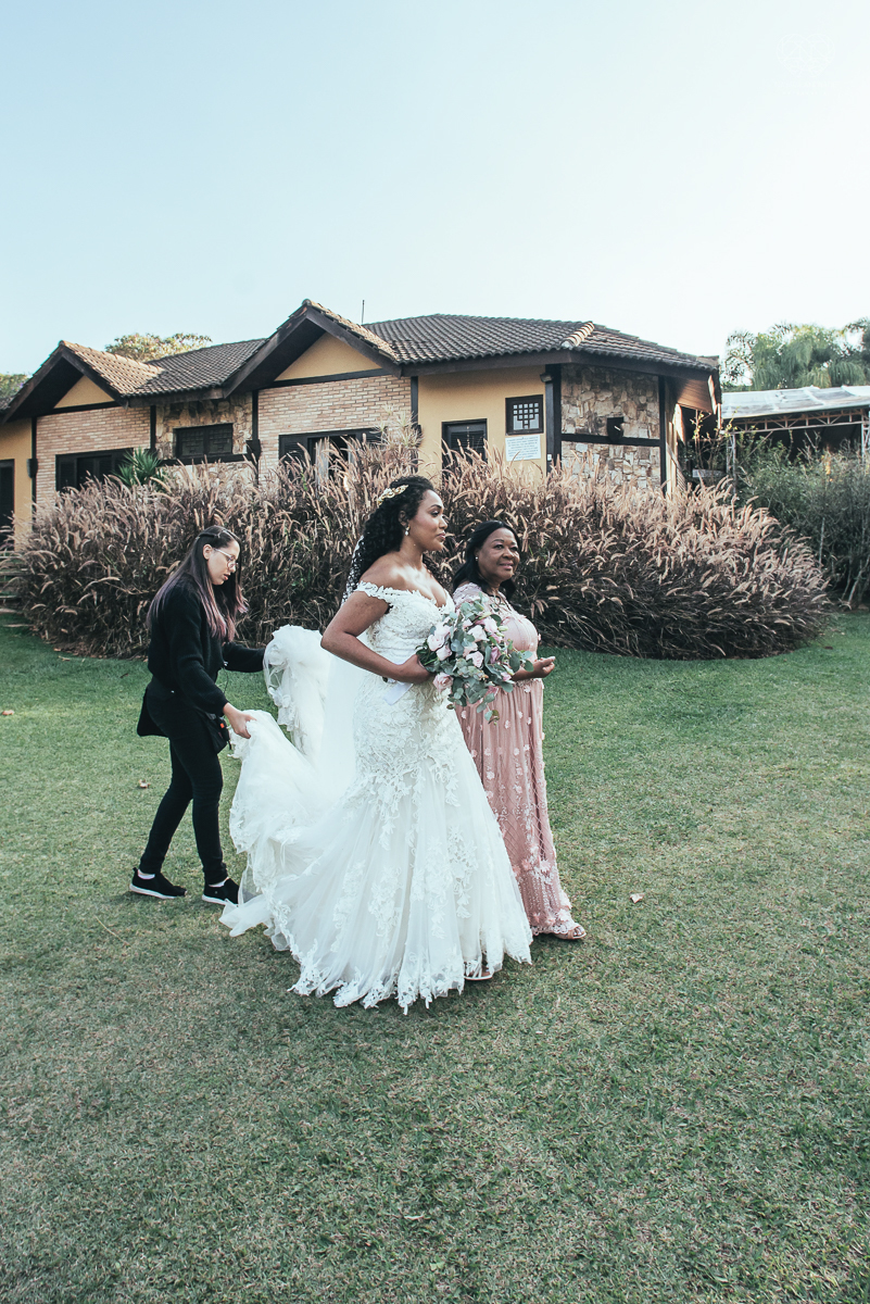 fotografia de casamento no buffet afrikan house em sao paulo. Casamento de dia noiva negra inspiraçao africana fotografa nayara andrade premiada mundialmente com fotos artisticas e emocionantes para casamento fotos making of noiva negra