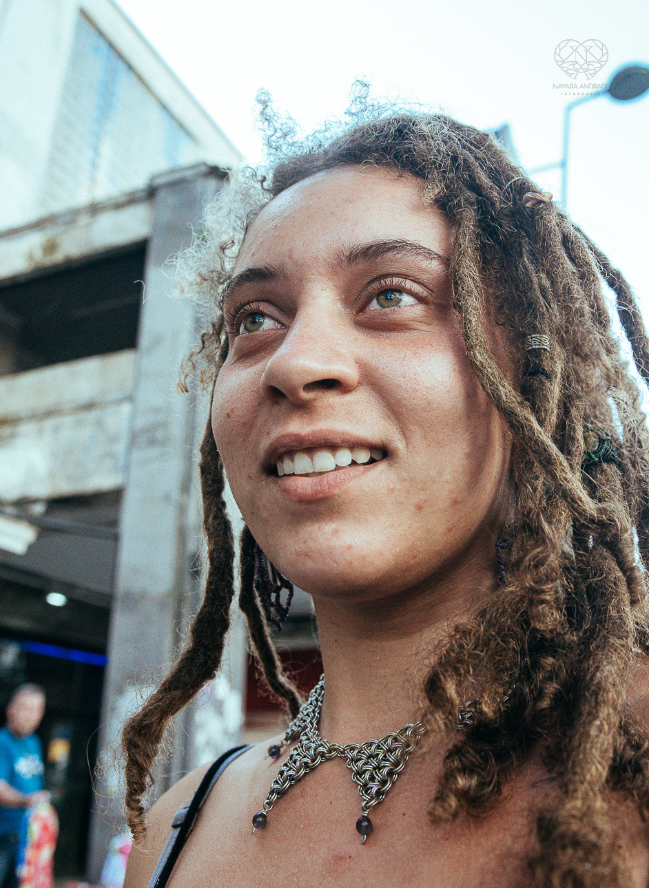 fotografia documental de ruas pela fotografa premiada nayara andrade  nas ruas de santos, artistas de rua street  documentario fotografia de rua 