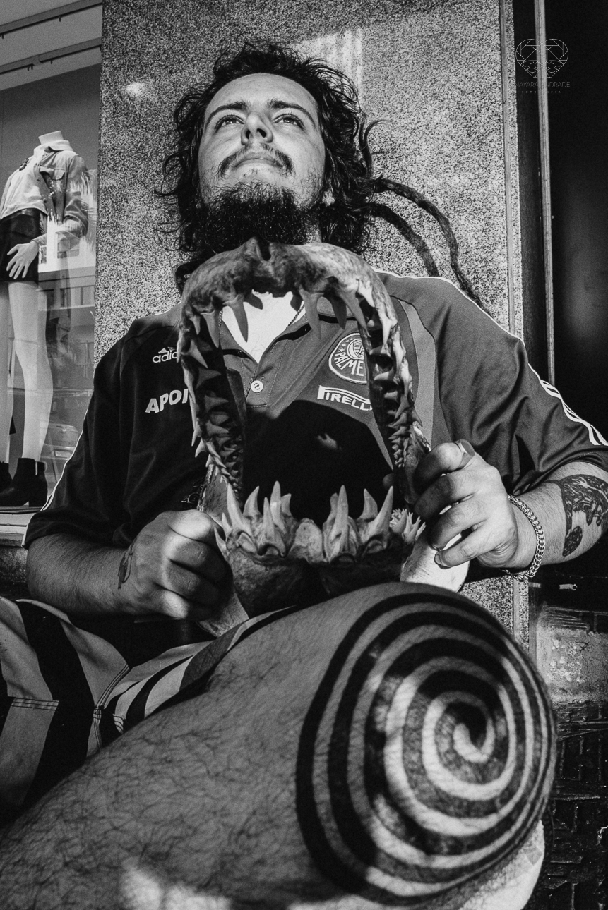 fotografia documental de ruas pela fotografa premiada nayara andrade  nas ruas de santos, artistas de rua street  documentario fotografia de rua 