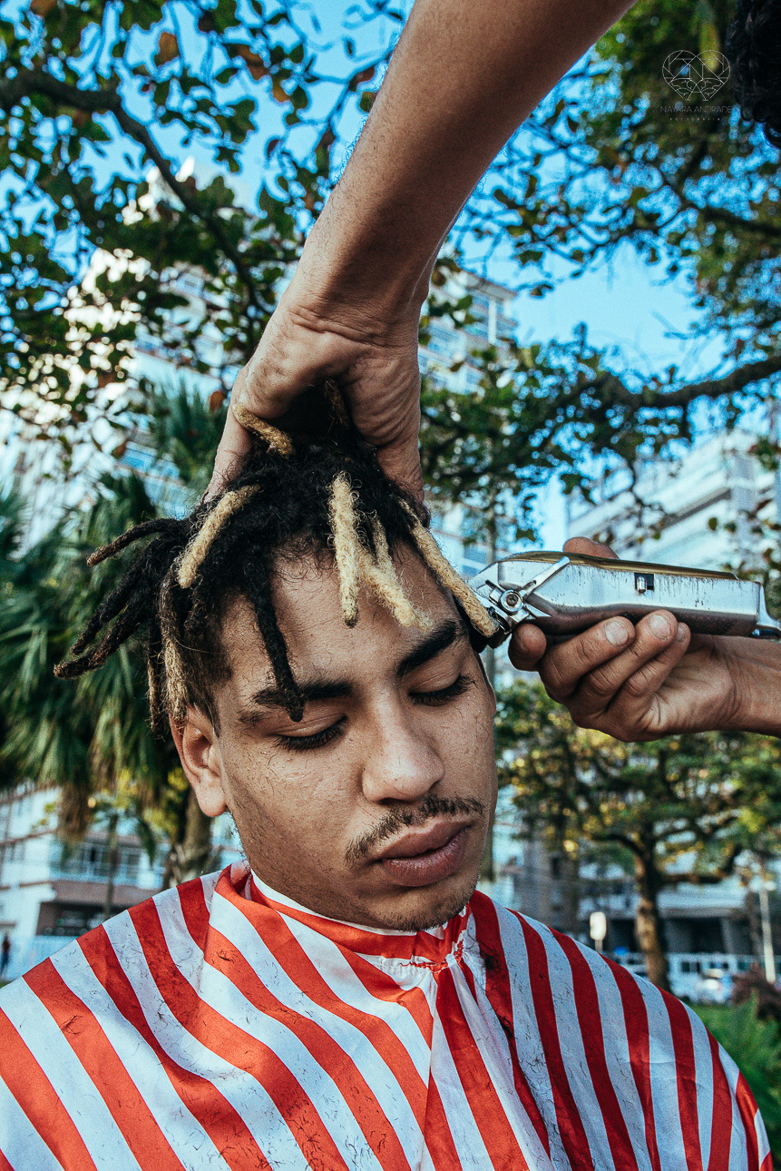 fotografia documental de ruas pela fotografa premiada nayara andrade  nas ruas de santos, artistas de rua street  documentario fotografia de rua 