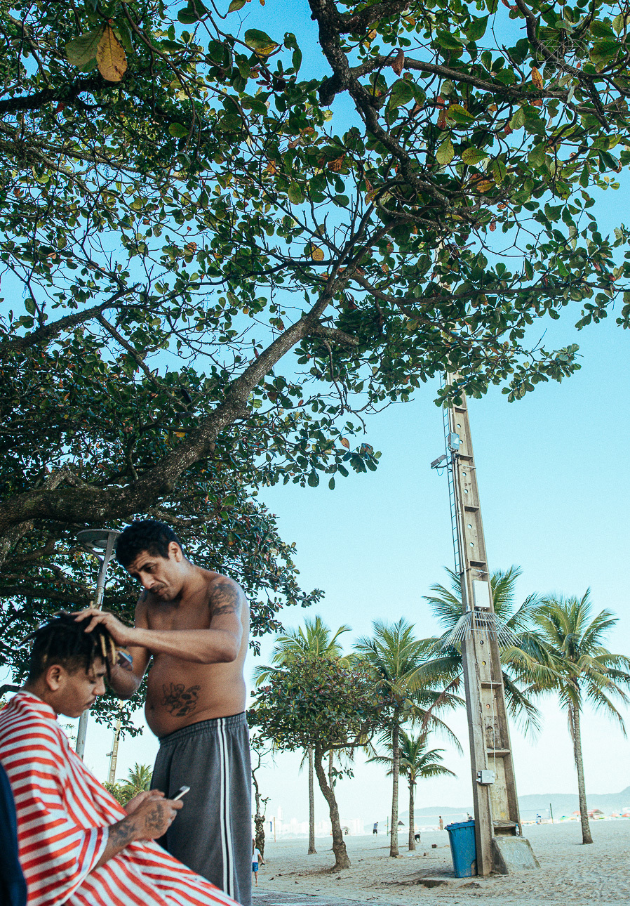 fotografia documental de ruas pela fotografa premiada nayara andrade  nas ruas de santos, artistas de rua street  documentario fotografia de rua 