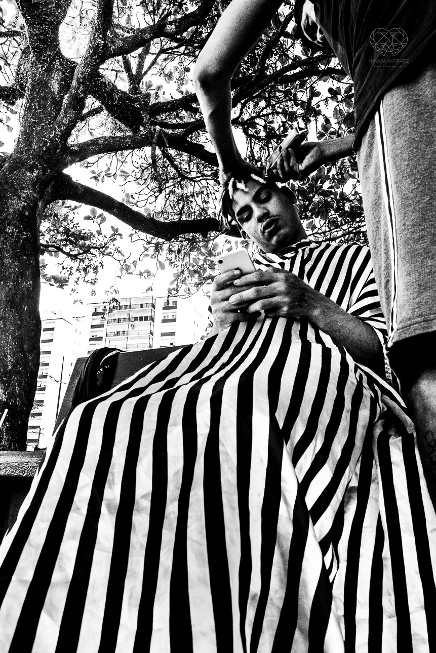 fotografia documental de ruas pela fotografa premiada nayara andrade  nas ruas de santos, artistas de rua street  documentario fotografia de rua 