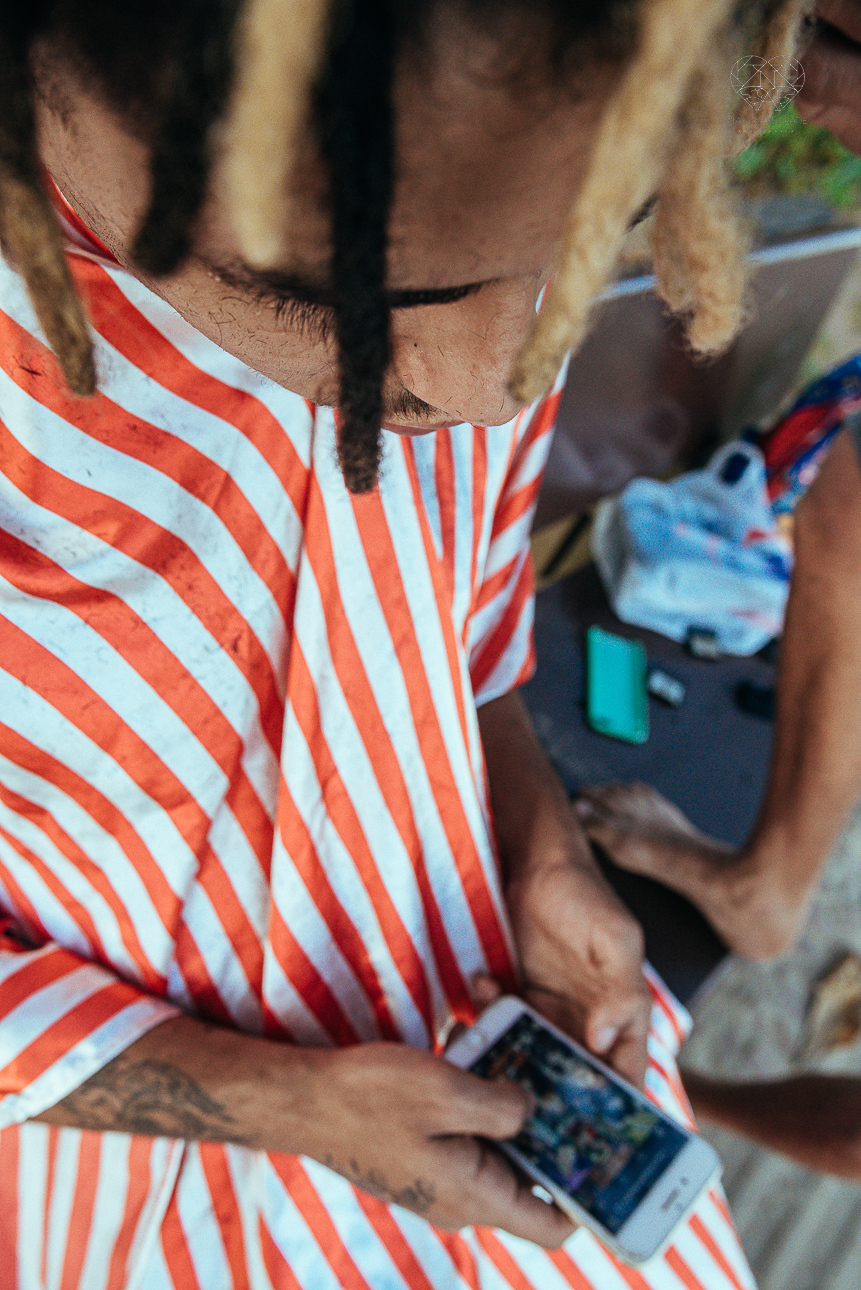 fotografia documental de ruas pela fotografa premiada nayara andrade  nas ruas de santos, artistas de rua street  documentario fotografia de rua 