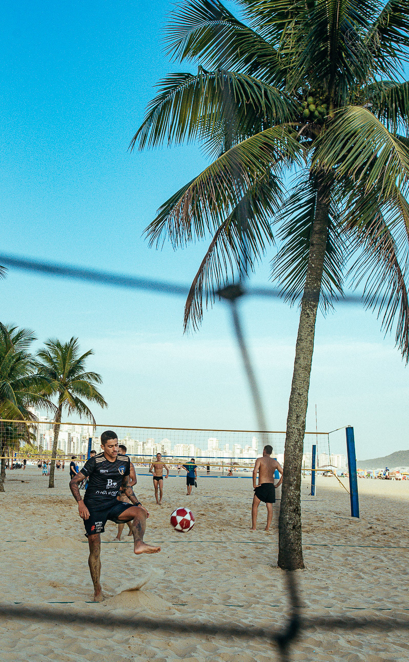 fotografia documental de ruas pela fotografa premiada nayara andrade  nas ruas de santos, artistas de rua street  documentario fotografia de rua 