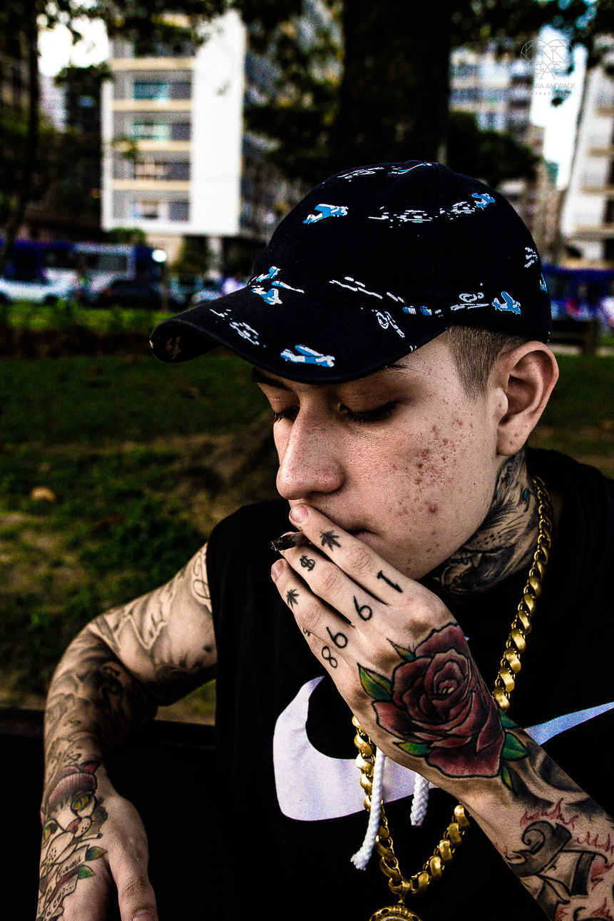 fotografia documental de ruas pela fotografa premiada nayara andrade  nas ruas de santos, artistas de rua street  documentario fotografia de rua 