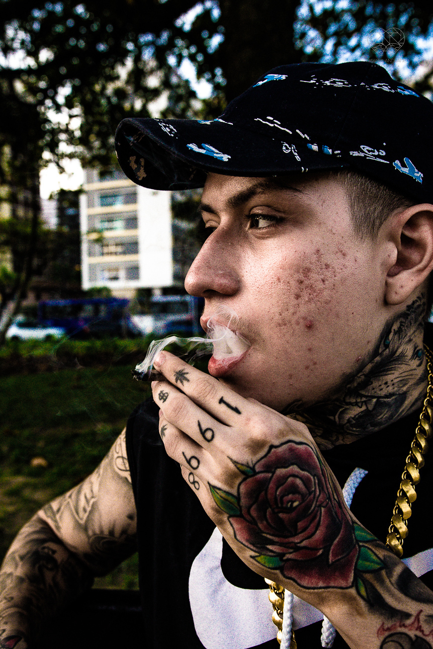 fotografia documental de ruas pela fotografa premiada nayara andrade  nas ruas de santos, artistas de rua street  documentario fotografia de rua 