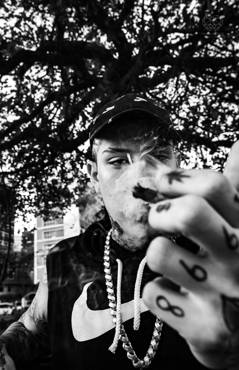 fotografia documental de ruas pela fotografa premiada nayara andrade  nas ruas de santos, artistas de rua street  documentario fotografia de rua 