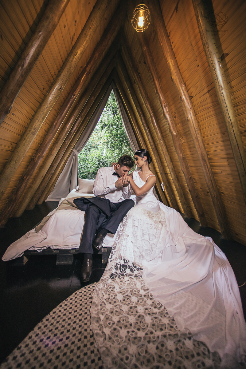 ensaio feito na cabana home depois do casamento civil fotografias feitas pela fotografa premiada nayara andrade de santos fotografia de casamento em sao paulo e todo o brasil fotos com roupa de noivos rustico ao ar livre ideias de dotografia de casamento