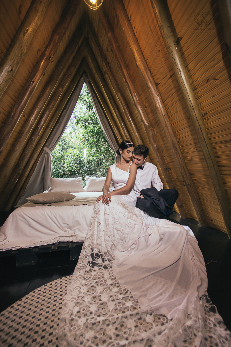 ensaio feito na cabana home depois do casamento civil fotografias feitas pela fotografa premiada nayara andrade de santos fotografia de casamento em sao paulo e todo o brasil fotos com roupa de noivos rustico ao ar livre ideias de dotografia de casamento