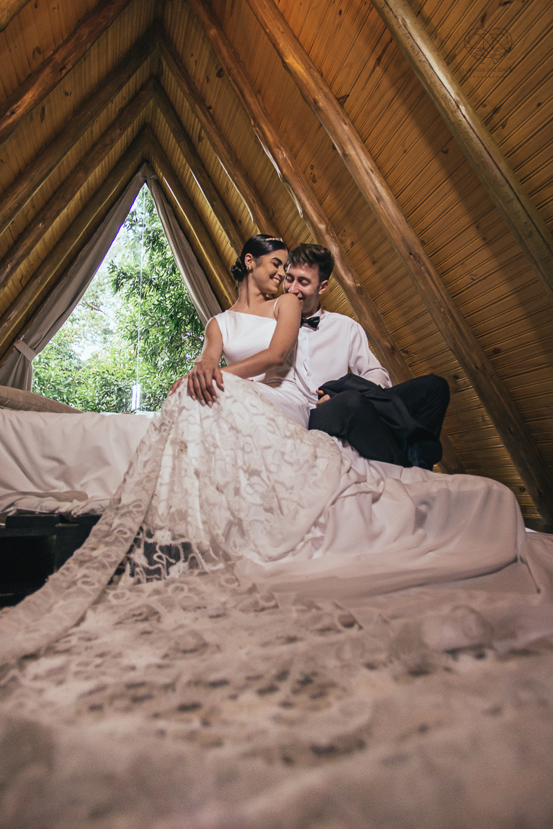 ensaio feito na cabana home depois do casamento civil fotografias feitas pela fotografa premiada nayara andrade de santos fotografia de casamento em sao paulo e todo o brasil fotos com roupa de noivos rustico ao ar livre ideias de dotografia de casamento