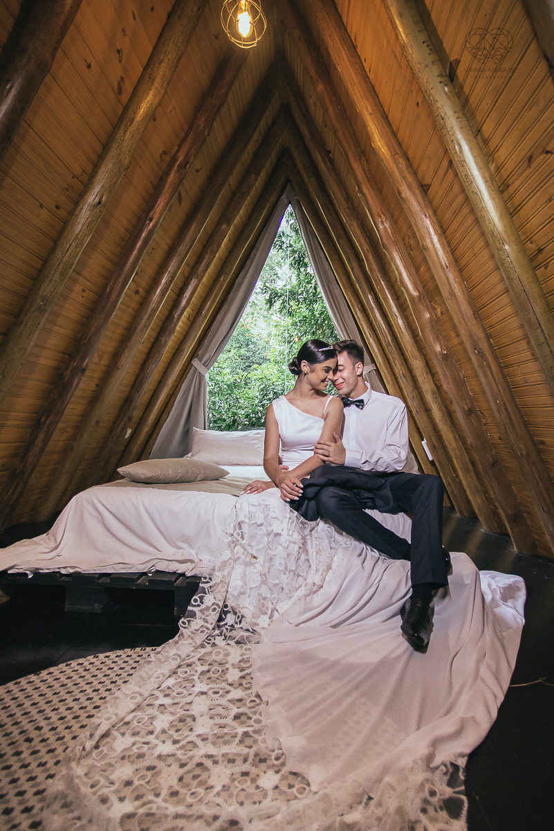 ensaio feito na cabana home depois do casamento civil fotografias feitas pela fotografa premiada nayara andrade de santos fotografia de casamento em sao paulo e todo o brasil fotos com roupa de noivos rustico ao ar livre ideias de dotografia de casamento