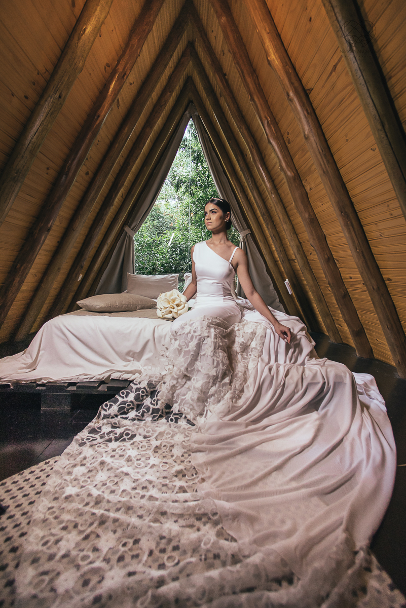 ensaio feito na cabana home depois do casamento civil fotografias feitas pela fotografa premiada nayara andrade de santos fotografia de casamento em sao paulo e todo o brasil fotos com roupa de noivos rustico ao ar livre ideias de dotografia de casamento