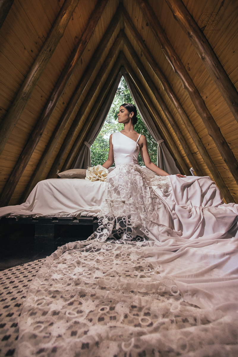 ensaio feito na cabana home depois do casamento civil fotografias feitas pela fotografa premiada nayara andrade de santos fotografia de casamento em sao paulo e todo o brasil fotos com roupa de noivos rustico ao ar livre ideias de dotografia de casamento