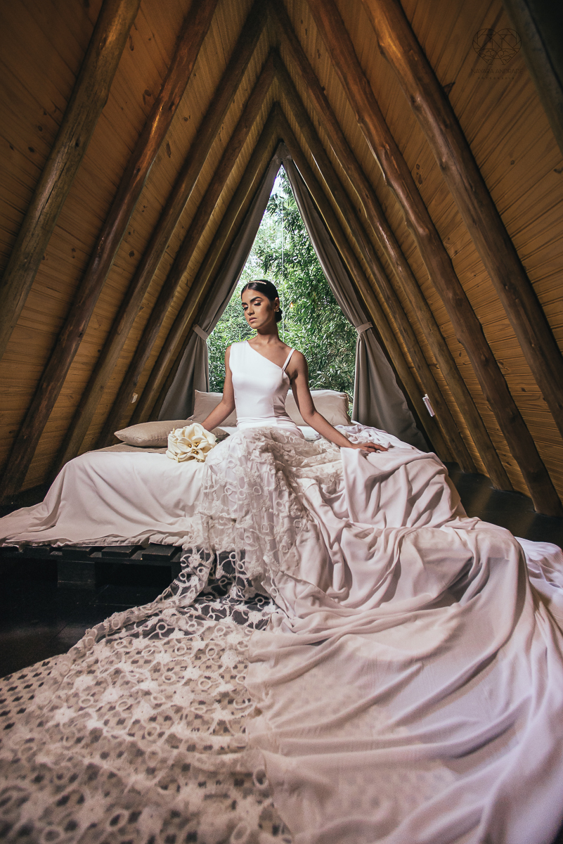 ensaio feito na cabana home depois do casamento civil fotografias feitas pela fotografa premiada nayara andrade de santos fotografia de casamento em sao paulo e todo o brasil fotos com roupa de noivos rustico ao ar livre ideias de dotografia de casamento
