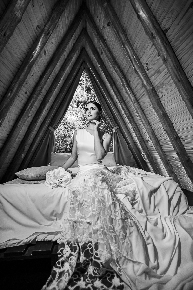 ensaio feito na cabana home depois do casamento civil fotografias feitas pela fotografa premiada nayara andrade de santos fotografia de casamento em sao paulo e todo o brasil fotos com roupa de noivos rustico ao ar livre ideias de dotografia de casamento