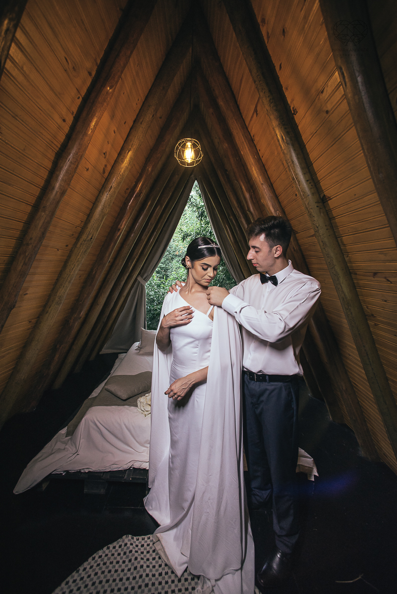 ensaio feito na cabana home depois do casamento civil fotografias feitas pela fotografa premiada nayara andrade de santos fotografia de casamento em sao paulo e todo o brasil fotos com roupa de noivos rustico ao ar livre ideias de dotografia de casamento