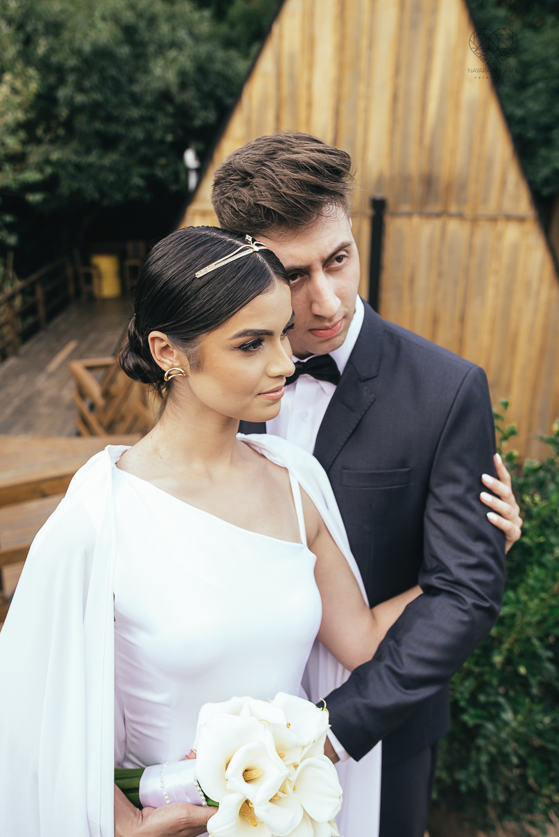 ensaio feito na cabana home depois do casamento civil fotografias feitas pela fotografa premiada nayara andrade de santos fotografia de casamento em sao paulo e todo o brasil fotos com roupa de noivos rustico ao ar livre ideias de dotografia de casamento
