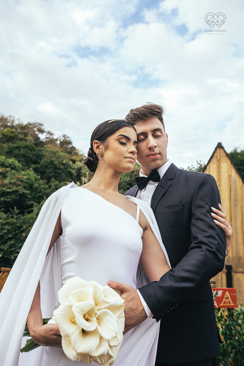 ensaio feito na cabana home depois do casamento civil fotografias feitas pela fotografa premiada nayara andrade de santos fotografia de casamento em sao paulo e todo o brasil fotos com roupa de noivos rustico ao ar livre ideias de dotografia de casamento
