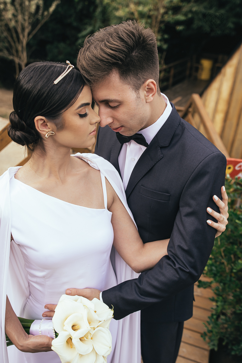 ensaio feito na cabana home depois do casamento civil fotografias feitas pela fotografa premiada nayara andrade de santos fotografia de casamento em sao paulo e todo o brasil fotos com roupa de noivos rustico ao ar livre ideias de dotografia de casamento