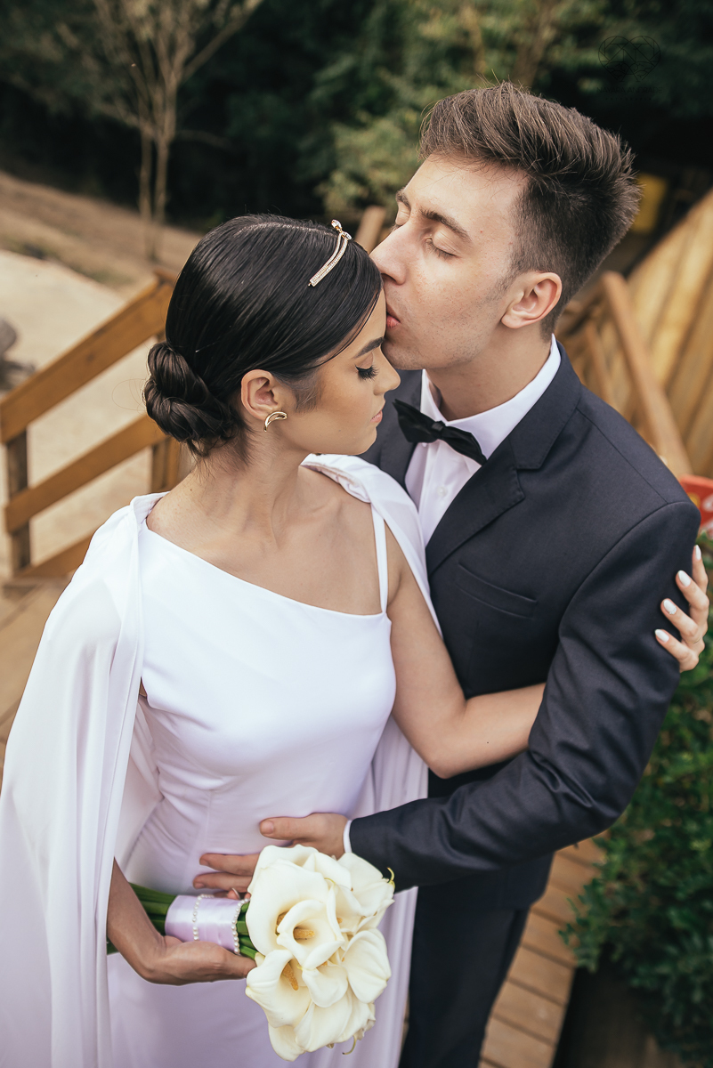 ensaio feito na cabana home depois do casamento civil fotografias feitas pela fotografa premiada nayara andrade de santos fotografia de casamento em sao paulo e todo o brasil fotos com roupa de noivos rustico ao ar livre ideias de dotografia de casamento