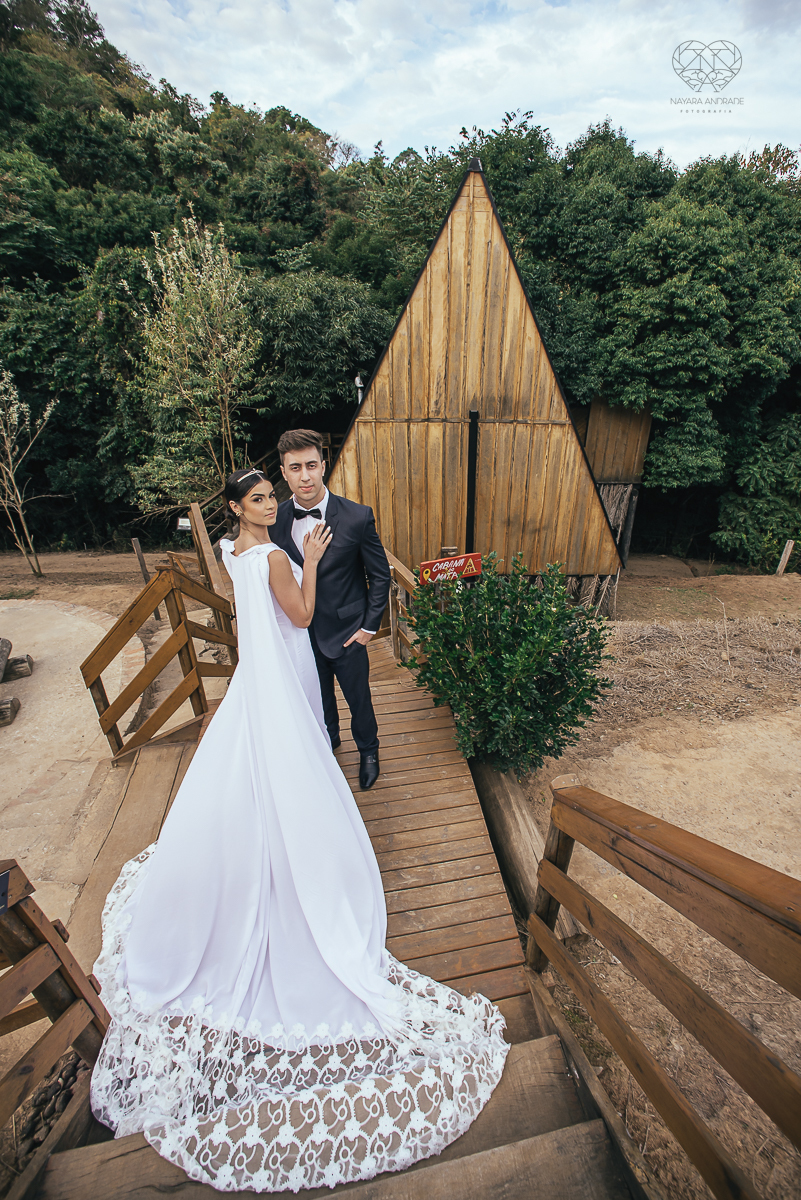 ensaio feito na cabana home depois do casamento civil fotografias feitas pela fotografa premiada nayara andrade de santos fotografia de casamento em sao paulo e todo o brasil fotos com roupa de noivos rustico ao ar livre ideias de dotografia de casamento
